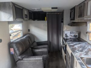 FRESHLY RESTORED - 2000 28' DUTCHMAN ZEPHER